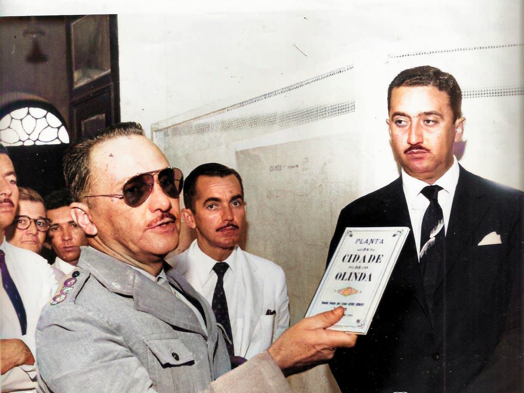 Professor Barreto Guimarães prefeito municipal de Olinda, recebendo do Chefe da Comissão Especial de Levantamento do Nordeste, Coronel Engenheiro Geógrafo João de Mello Moraes, em 1962, a recém concluída Carta Topográfica do município,